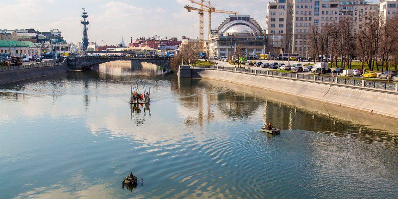 Плавающие фонтаны вернули на Водоотводный канал