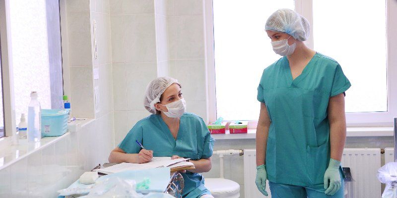 Столичные врачи освободили палец ребенка из дверного замка