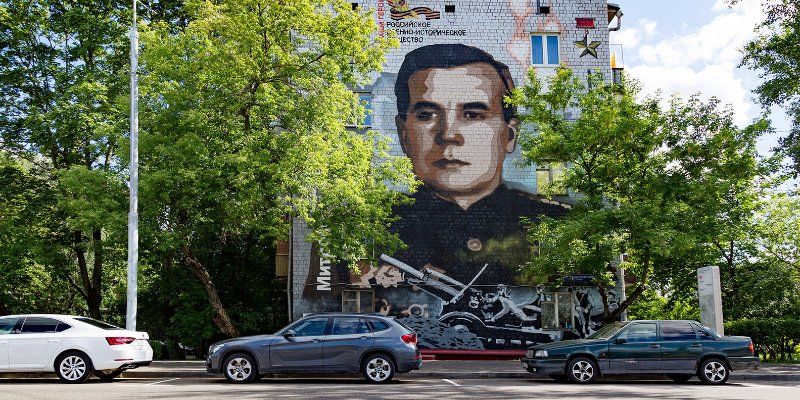 Николай Гастелло и Сергей Бодров: фасады столичных зданий украсили более 600 граффити
