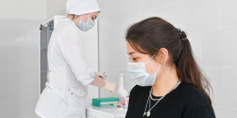 Как следят за здоровьем участников исследования вакцины от коронавируса
