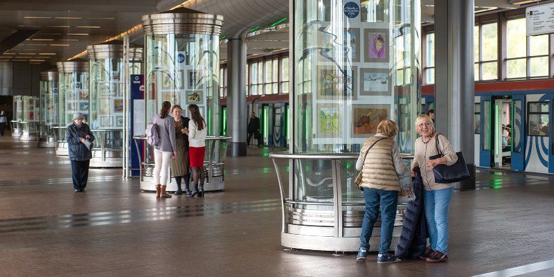 Музей в метро: на «Воробьевых горах» открылась выставка «Московское долголетие»