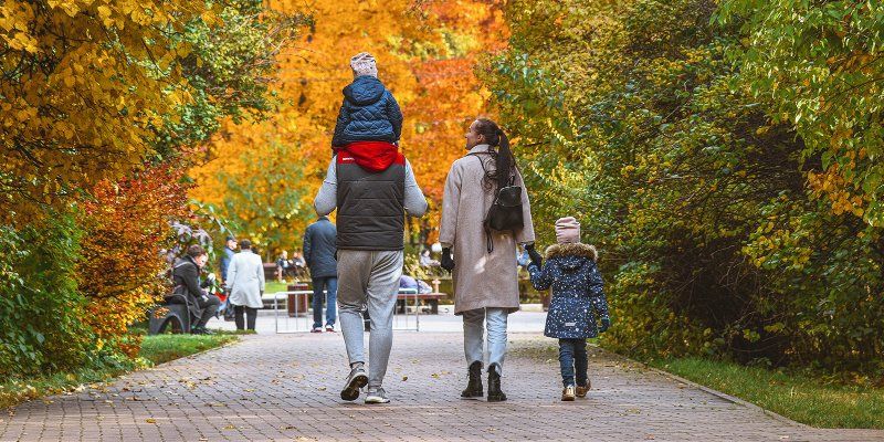 Школы для родителей и всесторонняя поддержка: как город помогает приемным семьям