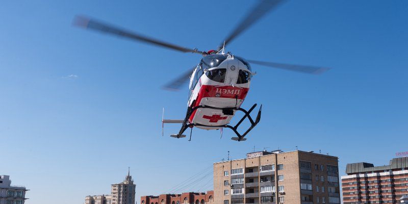 Пострадавшего в аварии на МКАД эвакуировал вертолет