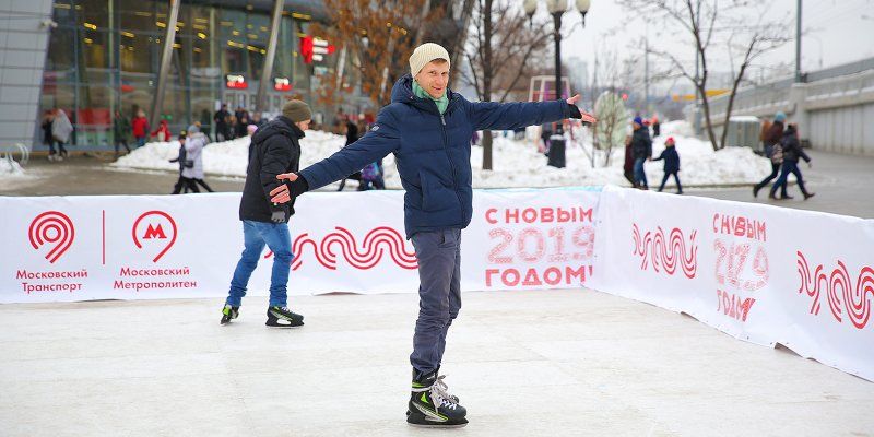 На катке у станции Лужники МЦК гостей угощают пряниками и чаем