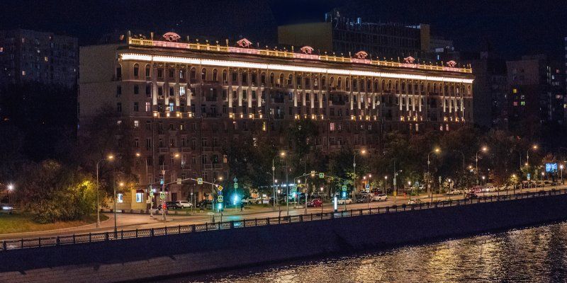 На зданиях на Саввинской и Бережковской набережных появилась архитектурно-художественная подсветка