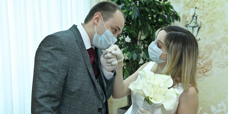 ЗАГСы Москвы ограничили число гостей на регистрациях брака до пяти человек