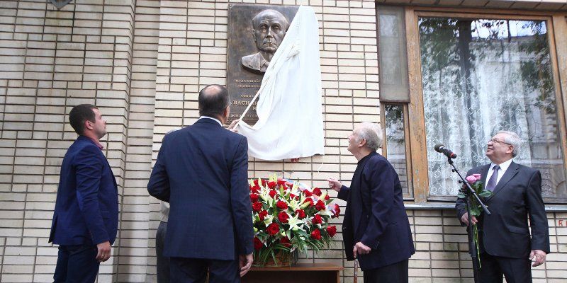 На фасаде дома советского дипломата Василия Кузнецова открыли памятную доску