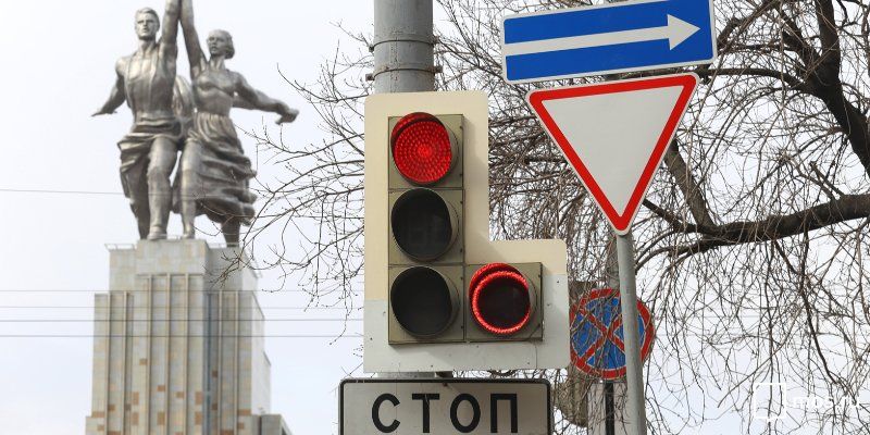 В Москве появился первый светофор с красным поворотом