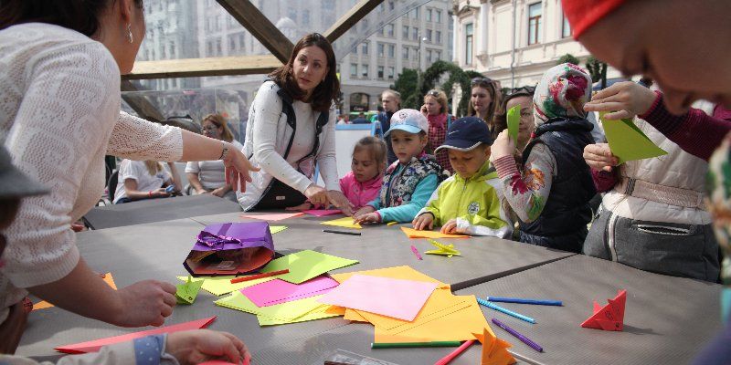 Расписывать футболки, делать чокеры, готовить коврижки: чему научат детей на фестивале «День России. Московское время»
