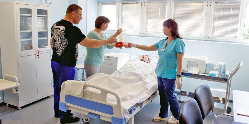 Специальные знания: заработала школа по уходу за тяжелобольными