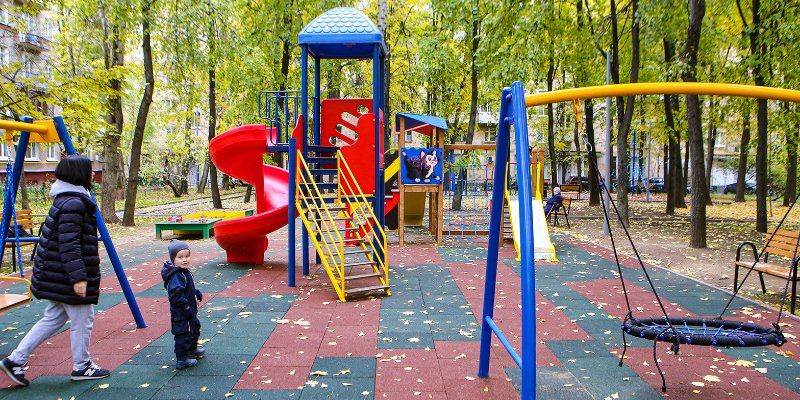 Двор на Верхней Первомайской улице превратили в уютный сквер