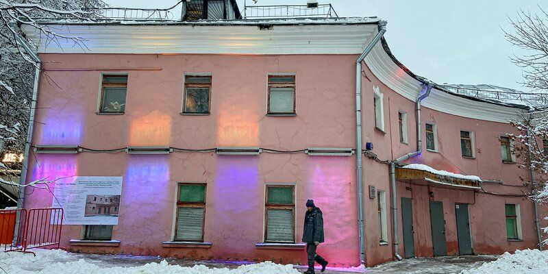 В саду имени Баумана началась реставрация служебного флигеля усадьбы Голицыных