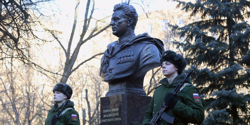 В районе Аэропорт установили бюст генерала Ивана Черняховского