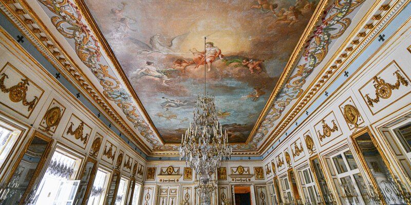 Decoys, tapestries and mirrors that used to see Catherine II. The Kuskovo palace from the inside