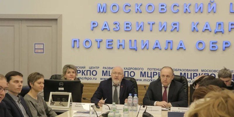 Замминистра просвещения РФ принял участие в видеоконференции проекта «Взаимообучение городов»