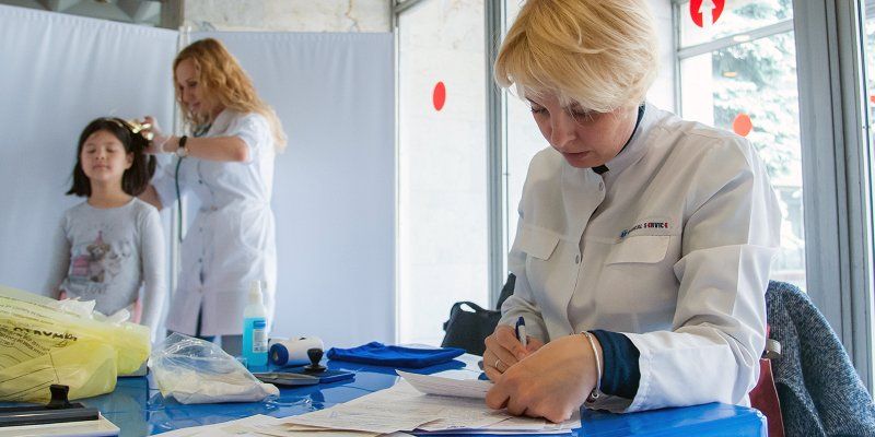 Без похода в поликлинику: в детских садах и школах детей проверят на педикулез и энтеробиоз