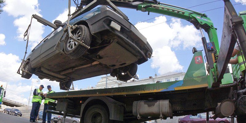 Больше не помешают проезду: сколько брошенных автомобилей эвакуировали на спецстоянки