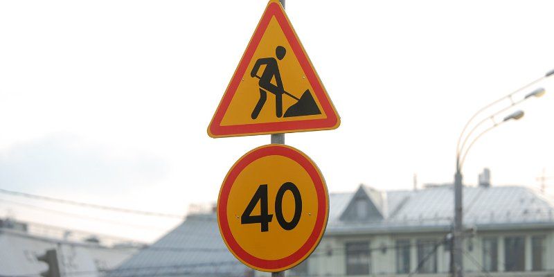 Движение транспорта ограничили по одной полосе Живописной улицы