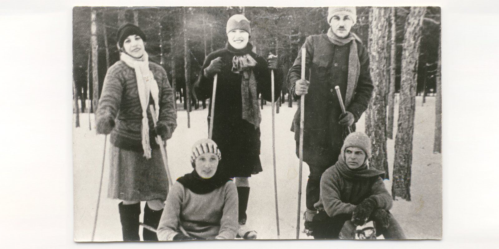 Константин Паустовский вместе с сотрудниками РОСТА на лыжной прогулке. 1930-е годы. Музей К.Г. Паустовского