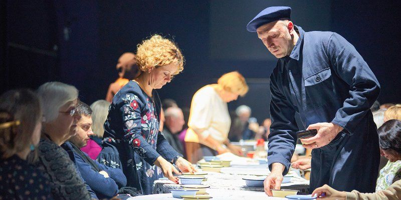 Рецепт борща и история одной семьи. Из чего состоит спектакль «Фаина. Эшелон»
