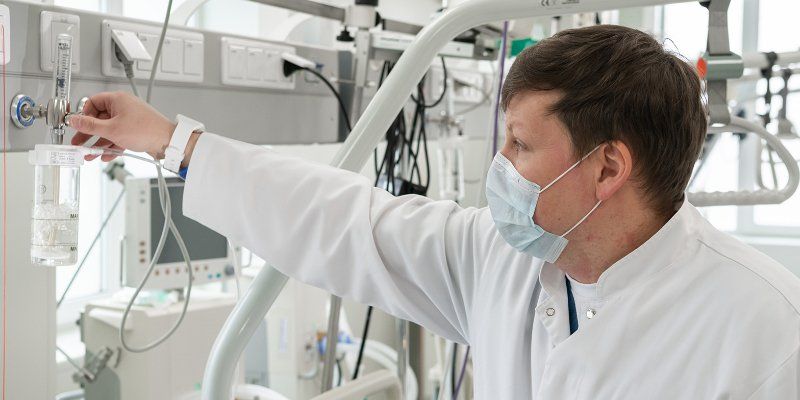 Больше половины новых пациентов с коронавирусной инфекцией старше 45 лет