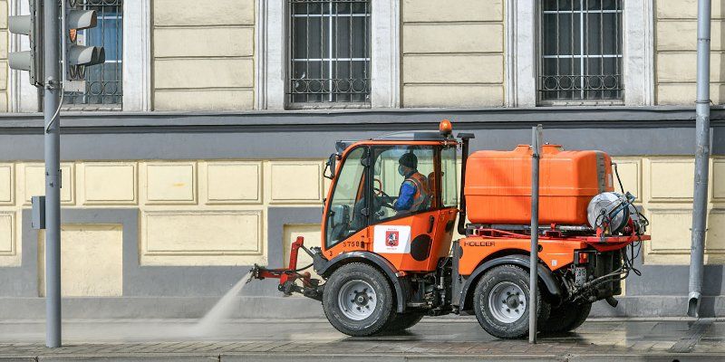 В Москве провели третью масштабную дезинфекцию всех дворов, дорог и тротуаров