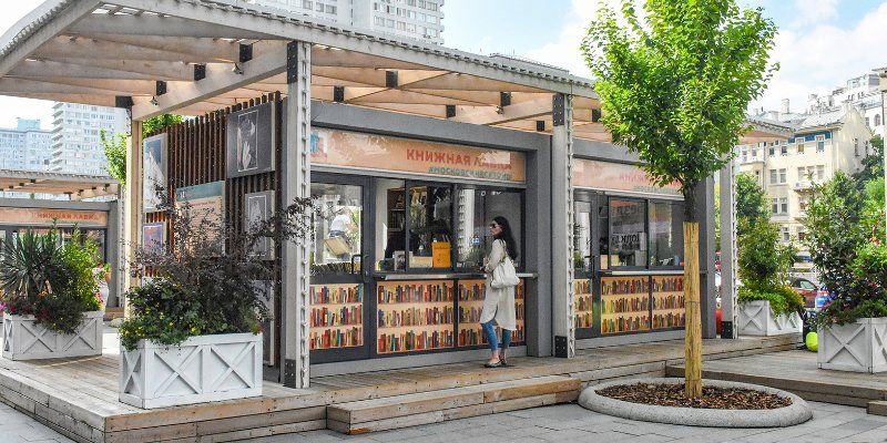 «Подделки старины», «Последние моды» и «Флора СССР»: какие раритеты искать на фестивале «Букинист» на этой неделе