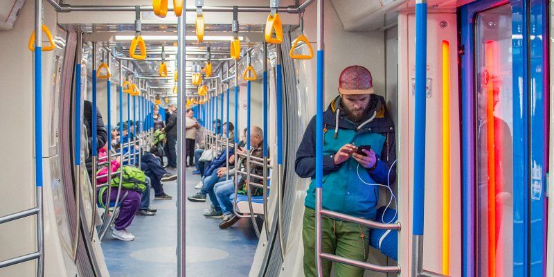 Более 17 тысяч учащихся пополнили карты москвича онлайн