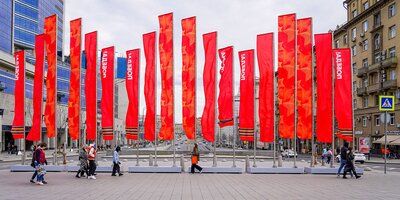 Флаги и стенды с архивными фото: как украсили Москву ко Дню Победы