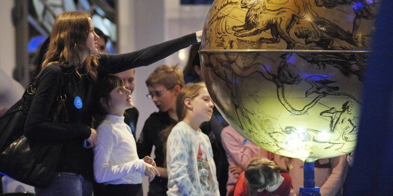 Мэппинг-шоу на куполе и прогулка к звездам: планетарий приглашает гостей на день рождения
