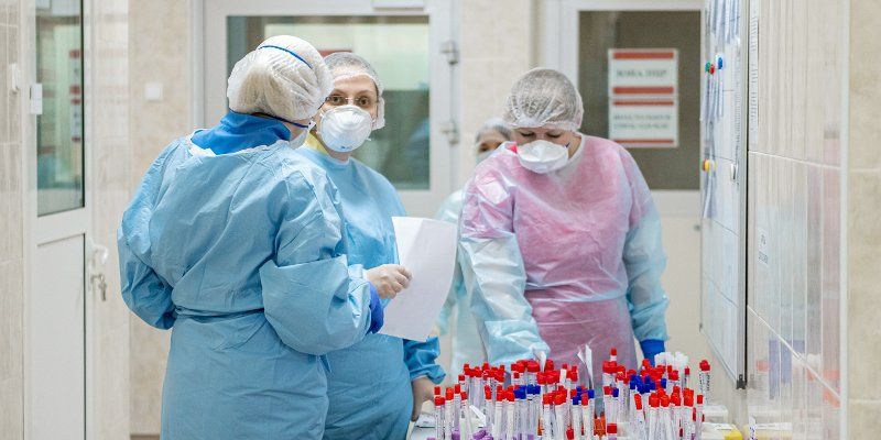 Почти 85 процентов новых случаев заражения коронавирусом у людей моложе 65 лет