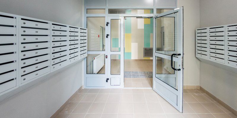 Коммунальные службы ежедневно дезинфицируют подъезды в Москве