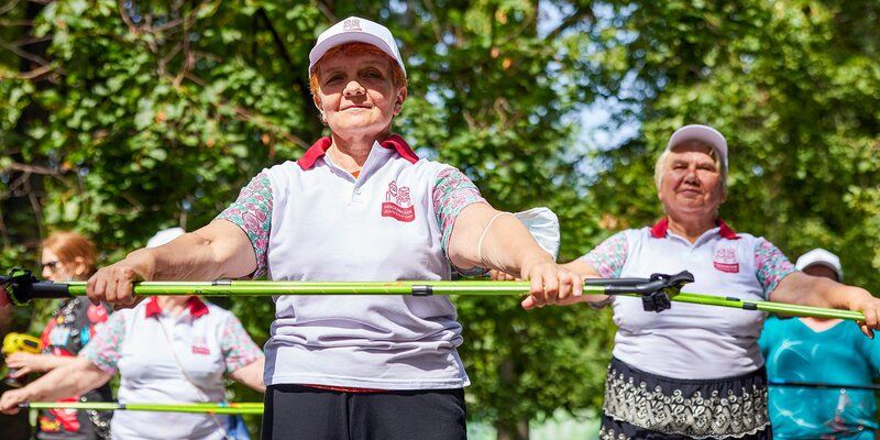 Участники «Московского долголетия» снова могут заниматься скандинавской ходьбой на природных территориях