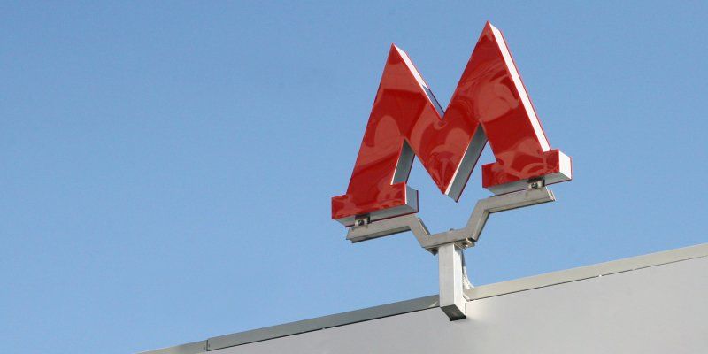 Возле 17 станций метро появились знаки в виде буквы М