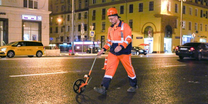В столице обновляют дорожную разметку после зимы
