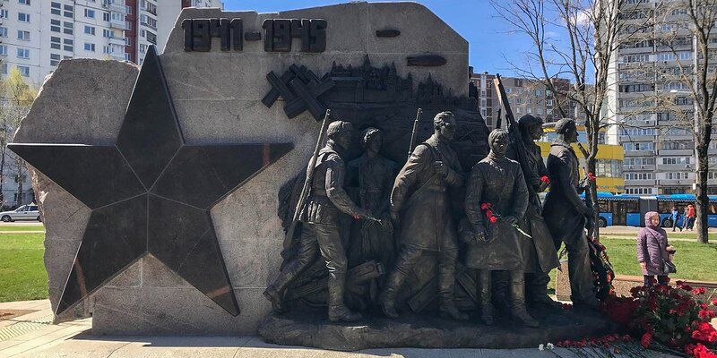 Нобелевскому лауреату, разведчику, народным ополченцам и детскому писателю: в Москве установили четыре памятника