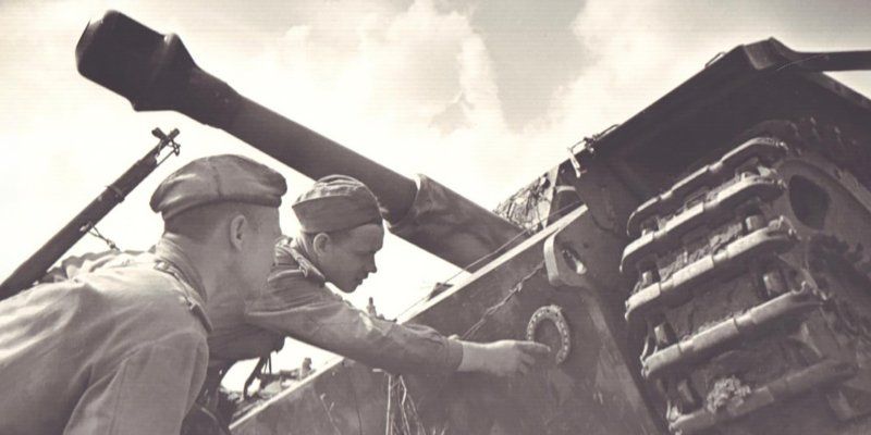 Константин Симонов на привале. История одного снимка 1941 года
