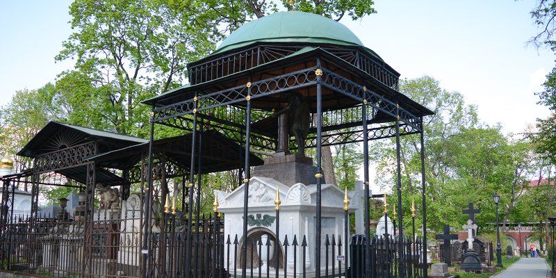 В Донском монастыре отреставрировали 23 художественных надгробия