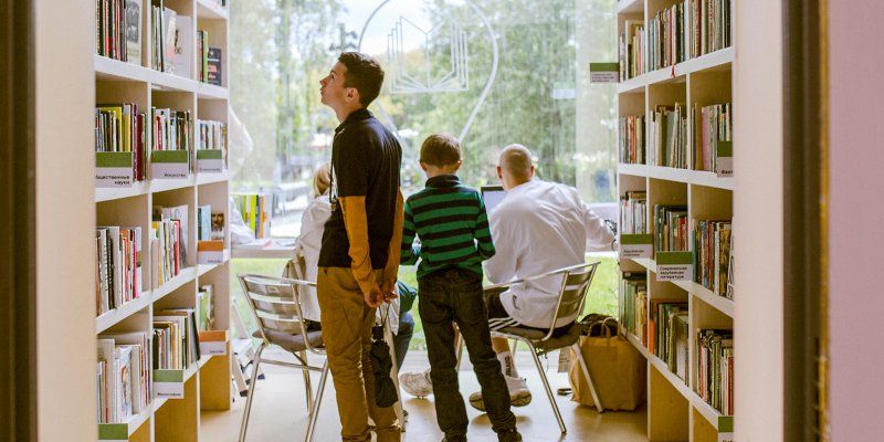 «Место книги»: в «Музеоне» открылась летняя читальня библиотеки имени Н.А. Некрасова