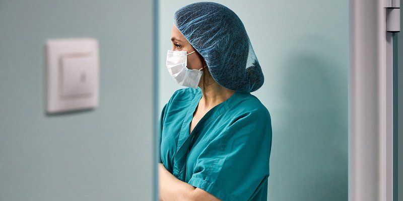 Больше половины новых случаев заражения коронавирусом — у людей младше 45 лет