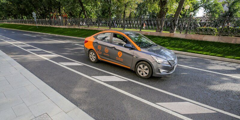 Стоимость парковочных разрешений для операторов каршеринга снизилась в два раза