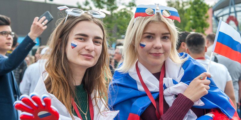 Дождевики и маленькие зонтики: что взять с собой в фан-зону на Воробьевых горах