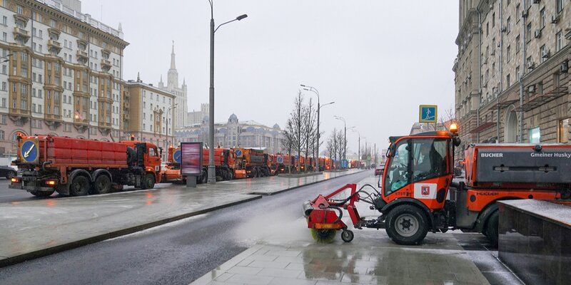 Коммунальные службы приступили к противогололедной обработке дорог