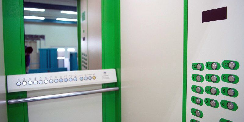 До нужного этажа — с комфортом: сколько новых лифтов установили в ЮВАО
