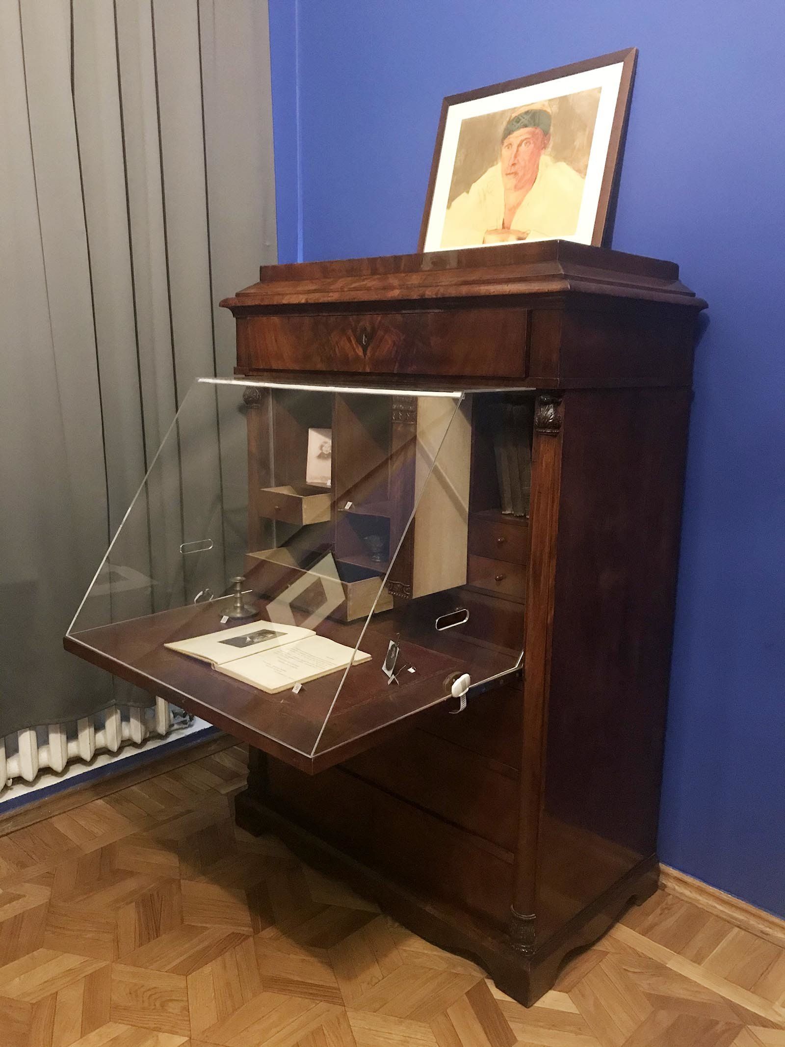 Секретер из красного дерева