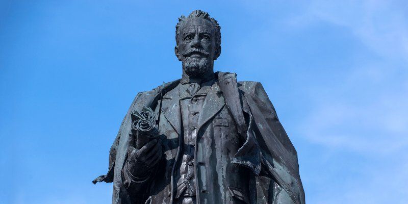 Памятник Владимиру Шухову на Тургеневской площади отремонтируют