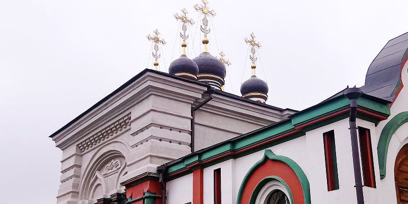 На Рождественке отреставрировали фасады старинных храмов и княжеского склепа