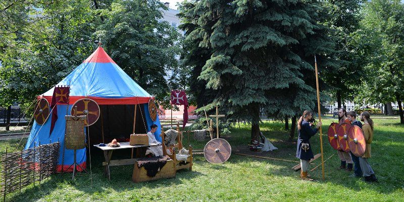 Походный лагерь купца, быт ремесленников и балы XVIII века: изучаем историю России на фестивале «Времена и эпохи»