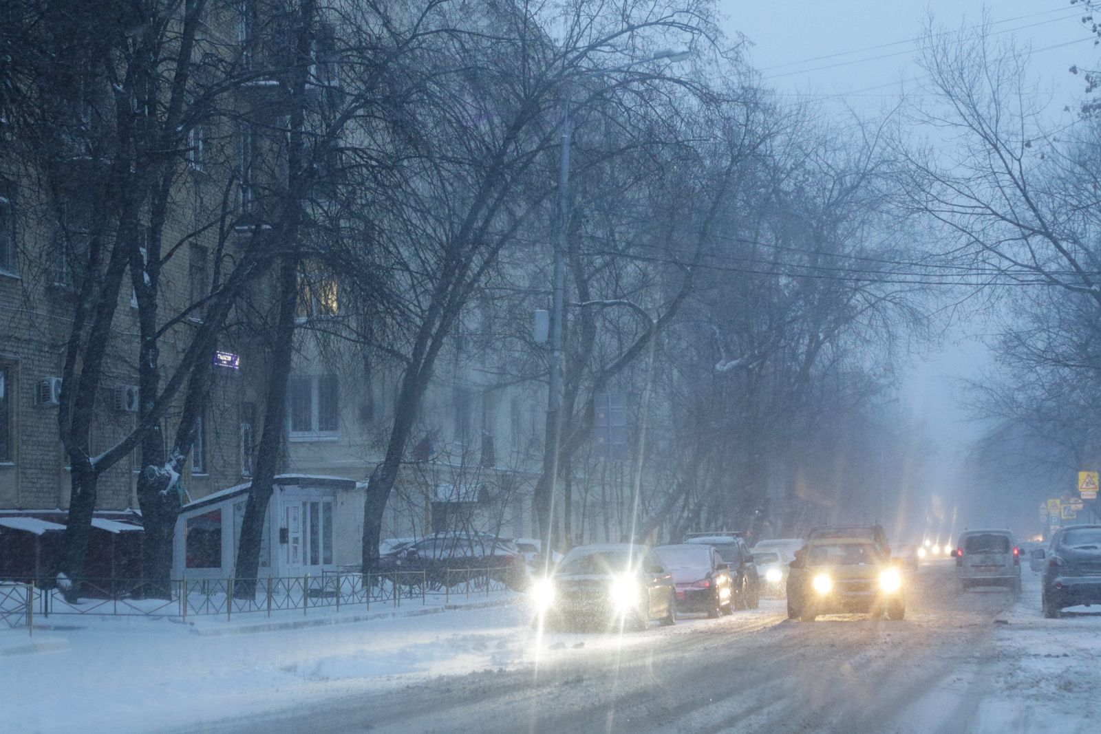 ЦОДД предупреждает об ухудшении дорожной ситуации в Москве в течение дня из-за непогоды