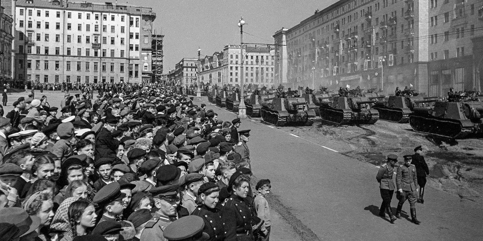 Военный парад. Автор М. Трахман. 1 мая 1945 года